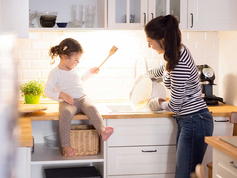 Mutter und Kind genießen warme Küche nach dem Fußbodenheizung fräsen in Bremen – weiterhin bewohnbar und gemütlich
