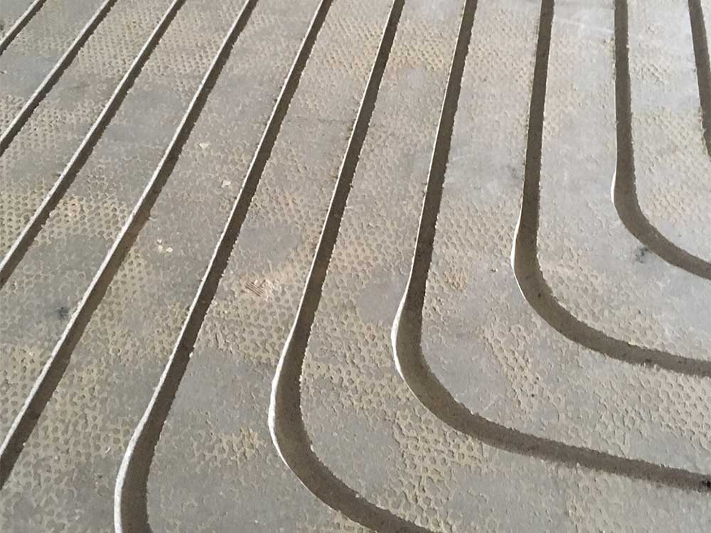 Sauber gefräste Rillen im Estrich für die neue Fußbodenheizung in Bremen