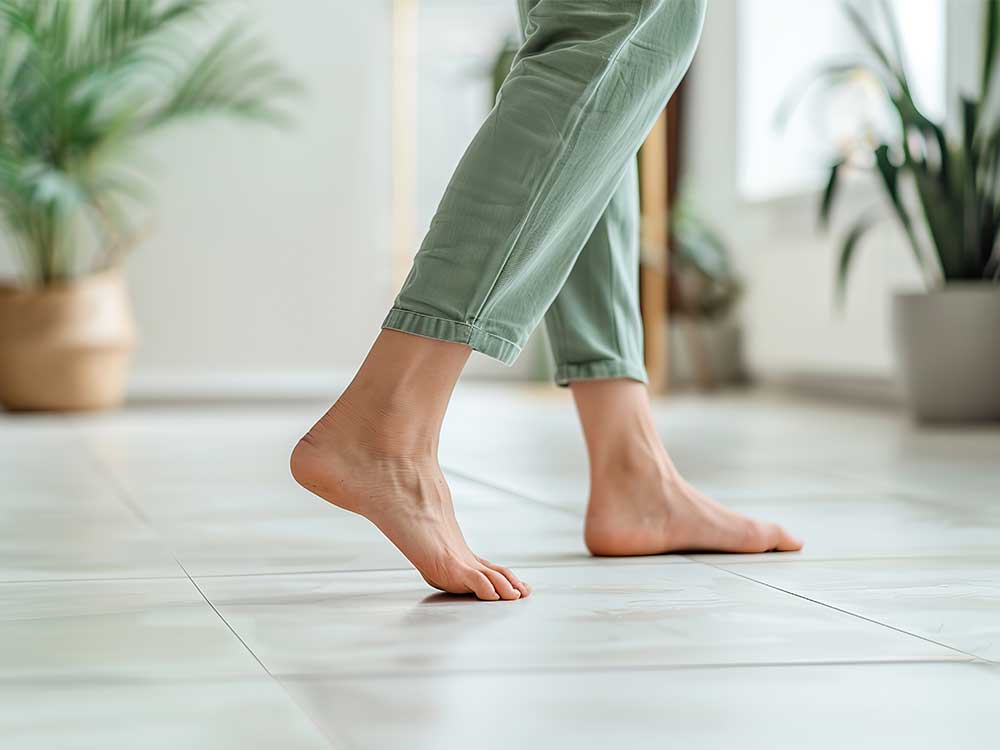Barfuß auf warmen Fliesen nach dem Fußbodenheizung fräsen in Bremen – angenehme Wärme im Raum